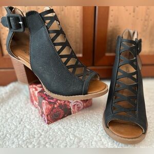 Soda Aran Women’s Black Open Toe Strappy Chunky Heeled Sandals Size 6.5